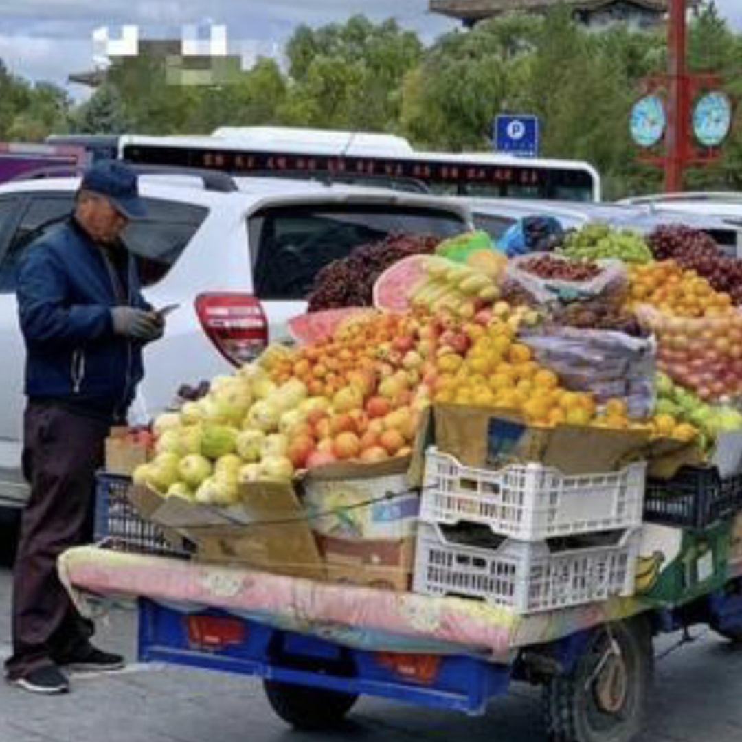 这一车水果摆放的艺术细胞全给拉满了,不仅自然,而且五彩缤纷,看起来