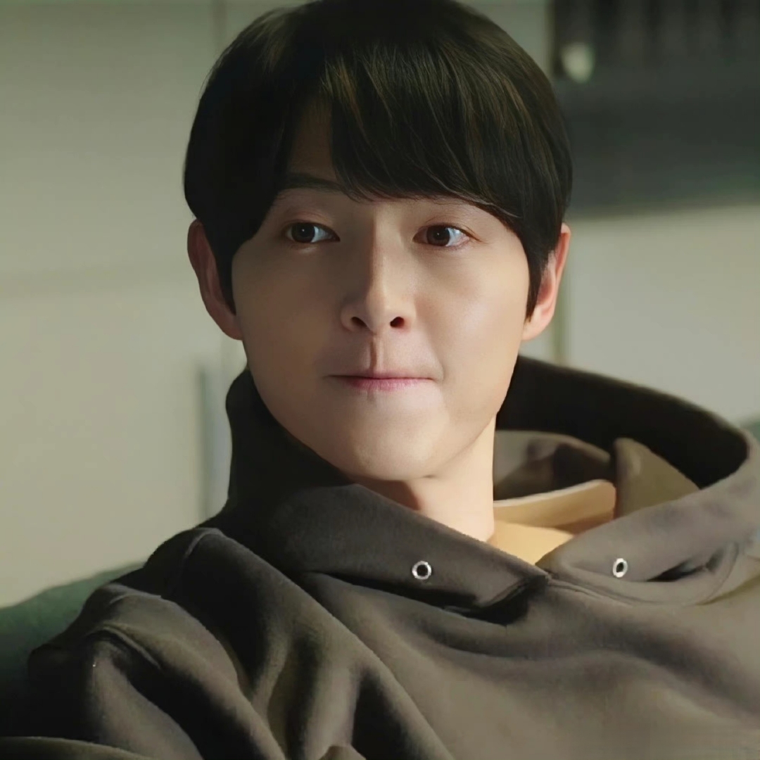 每日娱乐播报# 宋仲基抿嘴上热搜,为什么那么多人说"好笑"