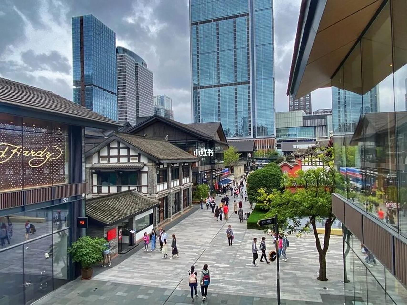 这就是最近两个新闻事件的发生地点:成都太古里!