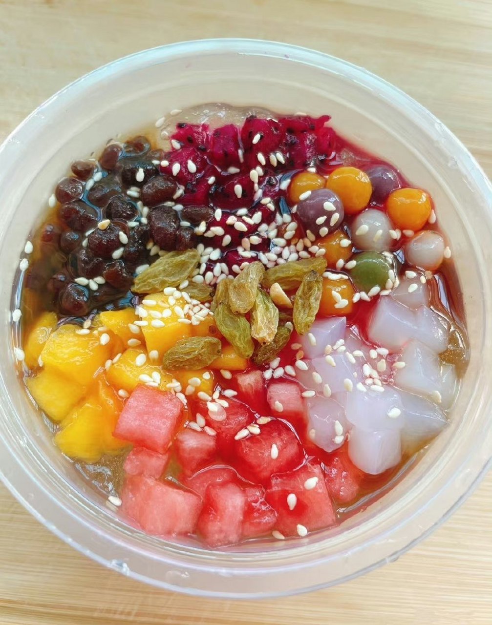 四川托普学院小吃街的冰粉料好丰富呀,中午吃完午饭来碗冰冰的冰粉,太