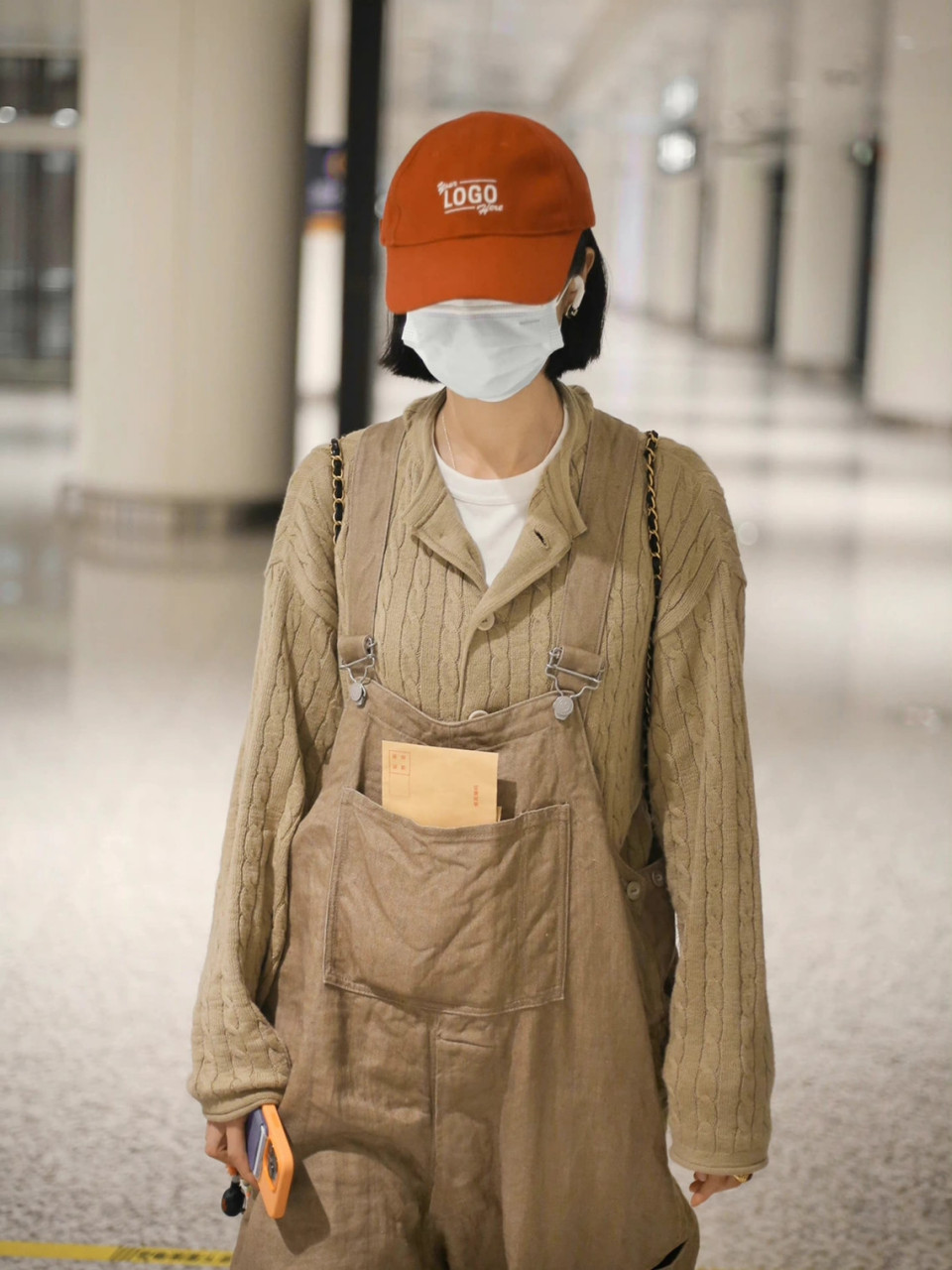 周雨彤穿搭分享,穿背带裤的日系风小周  周雨彤机场私服穿搭分享,毛衫