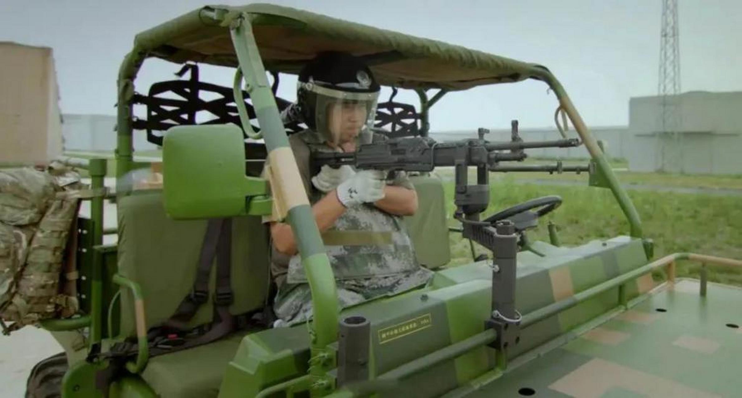 通过目测可以看出,这型qjs161轻机枪,枪托可以伸缩,枪身上可见战术