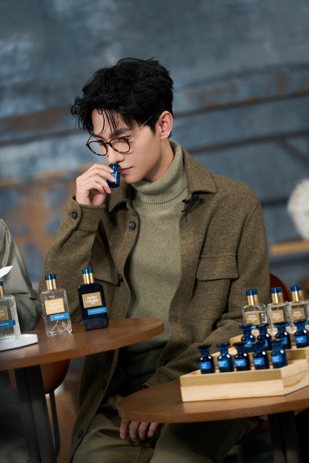 杨洋在试香间里细细品味,每一款香水都让他陷入沉思,仿佛在寻找那款