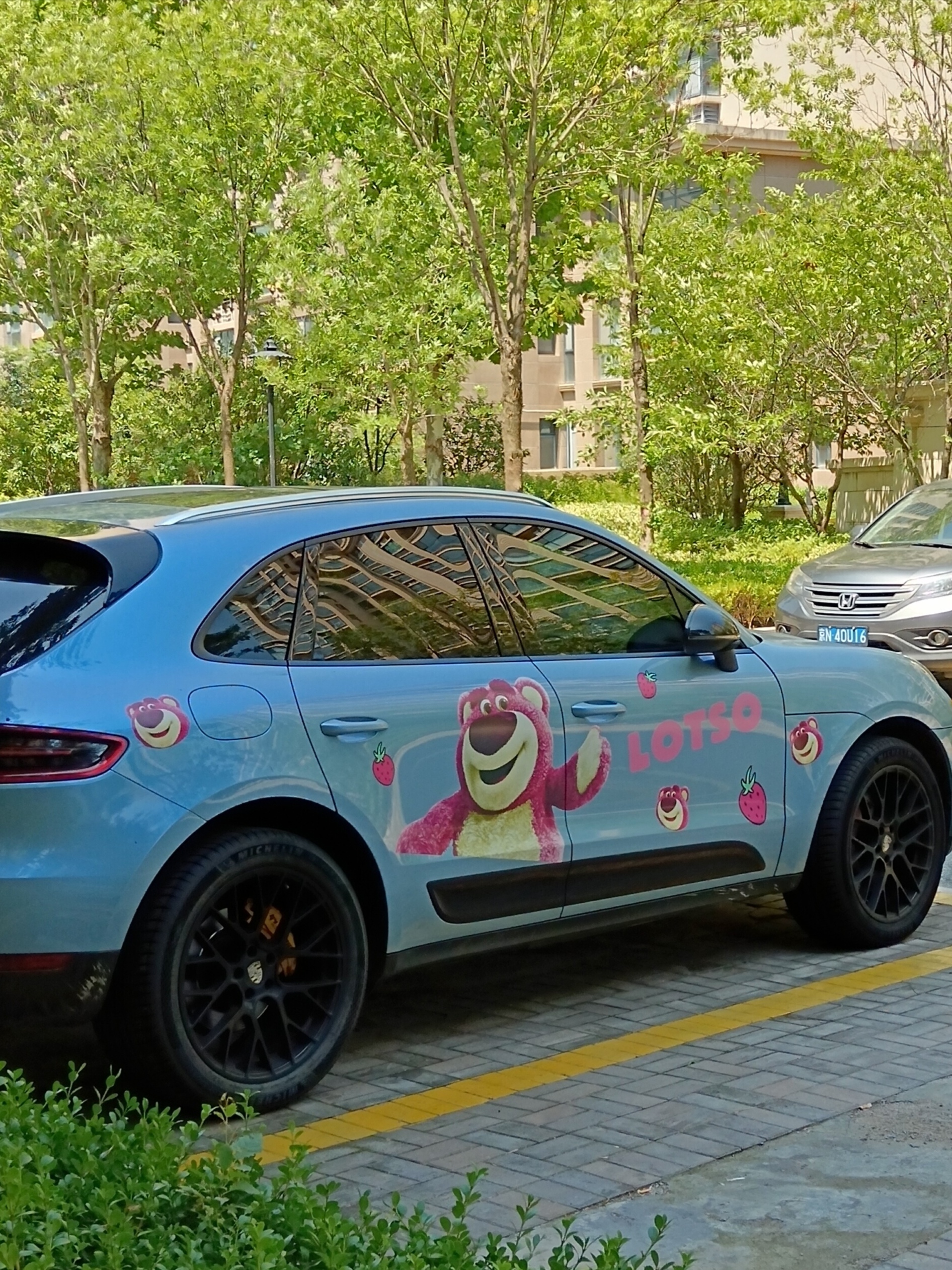 草莓熊letso的英文意思是lots of hugs