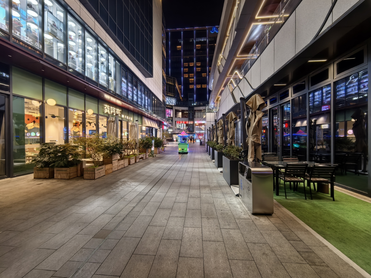 美好常在:夜晚的灯光秀太美了,忍不住多拍了几张!