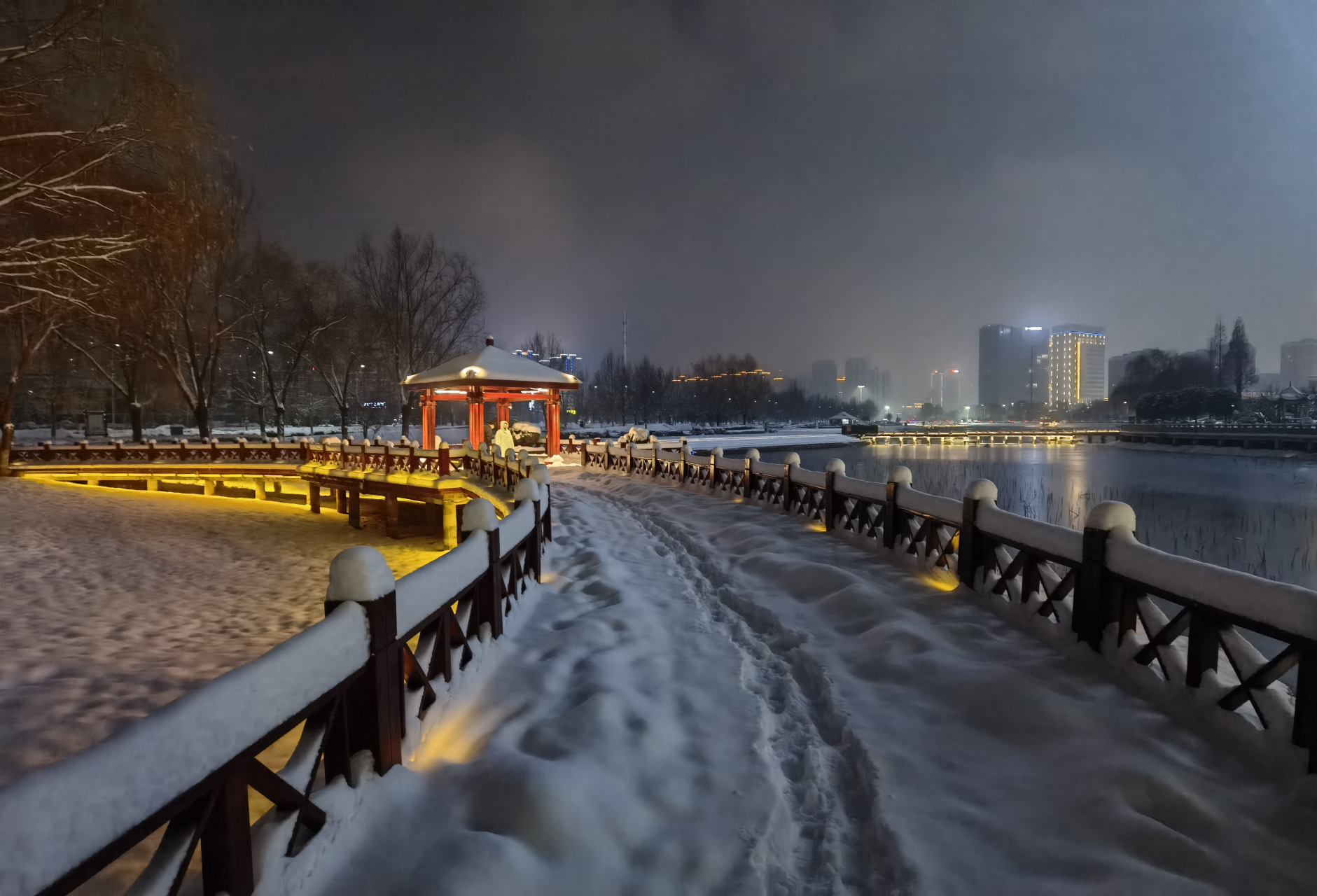 许昌雪景-东湖夜色