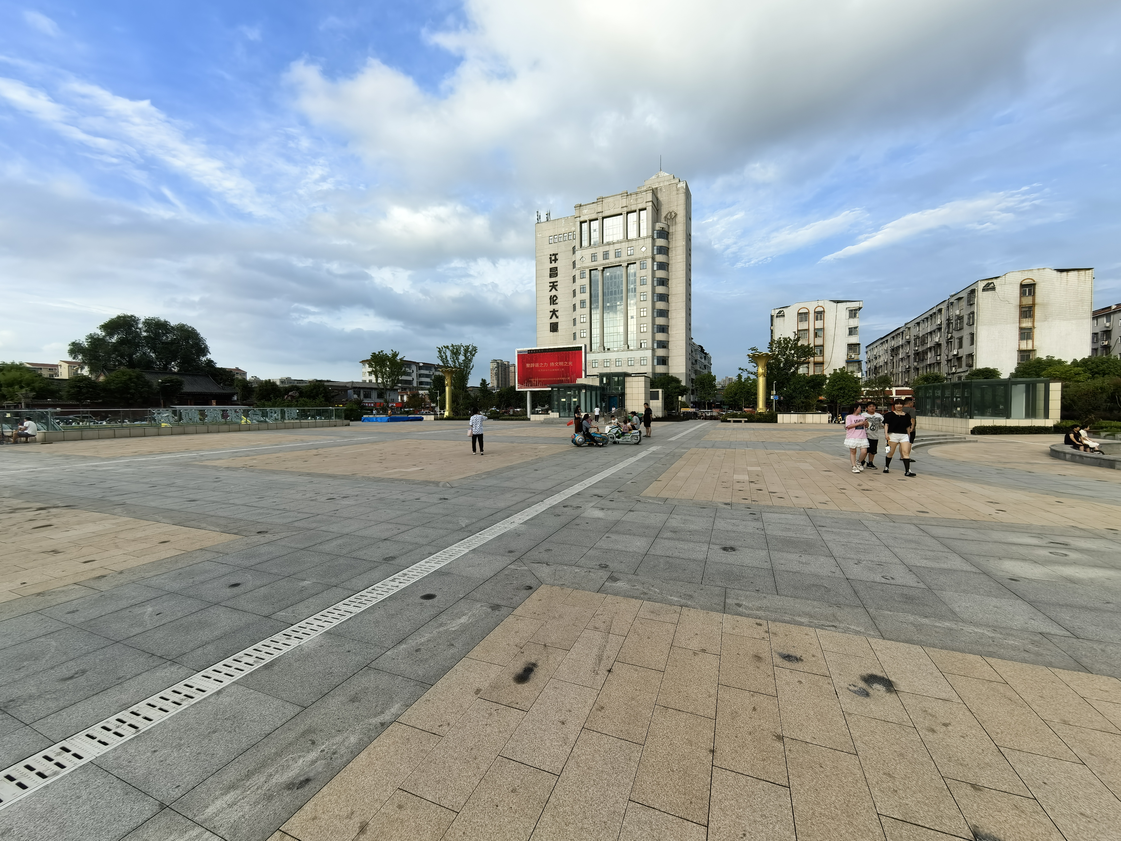 手机里的蓝天#许昌风景-许昌街景-夏日街头20240706