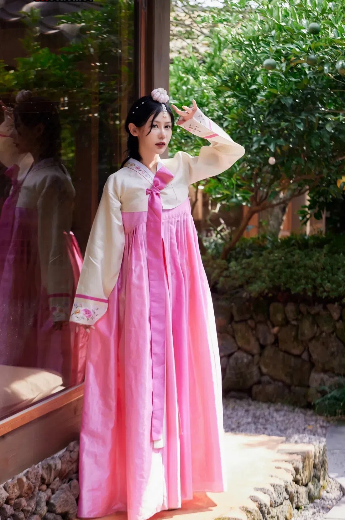 94朝鲜族传统服装体验94  94粉色的上衣和白色的长裙,不仅优雅