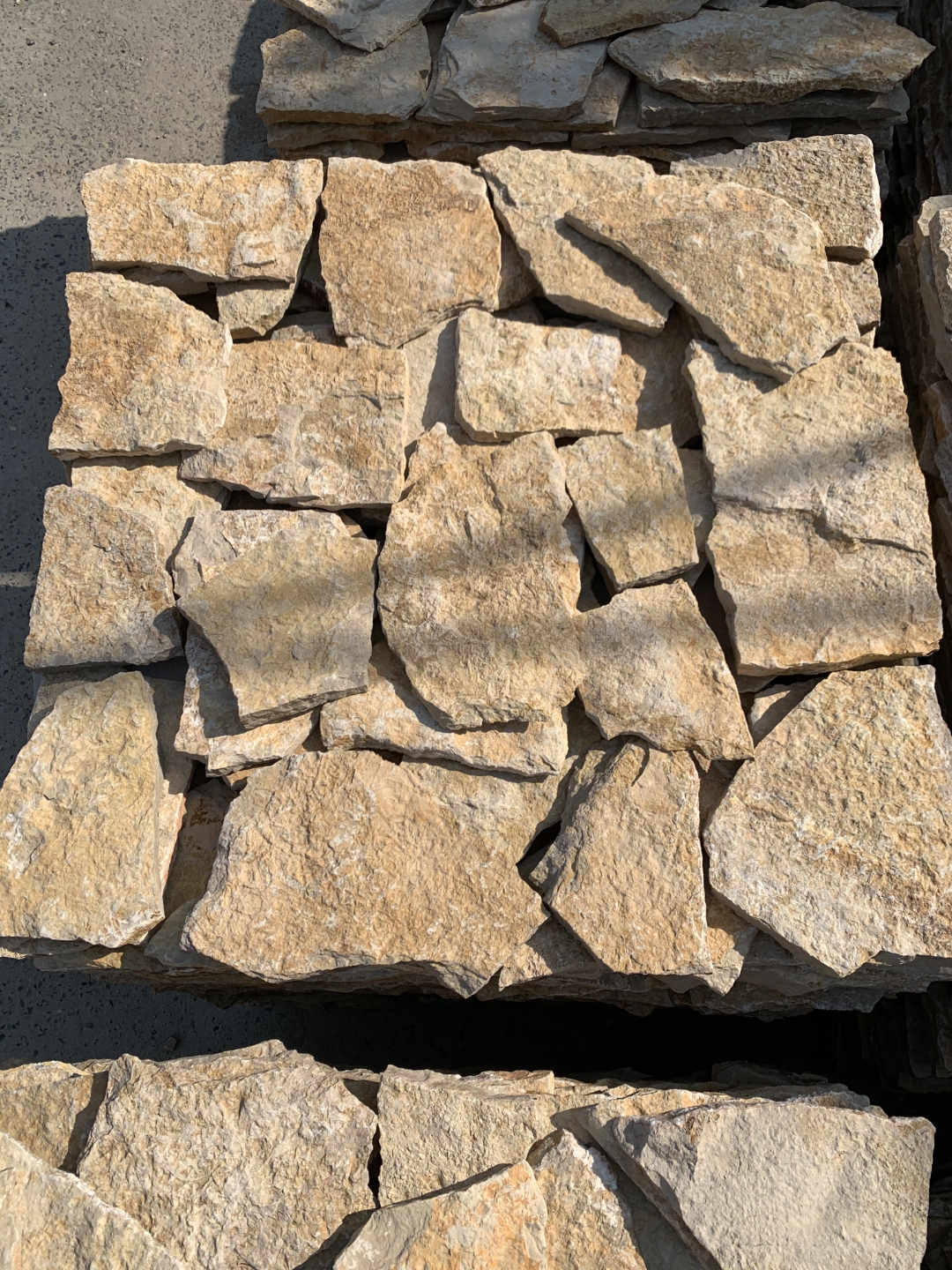 午后的公园阳光明媚,用黄沙岩条形文化石装饰的墙面,充满着自然气息