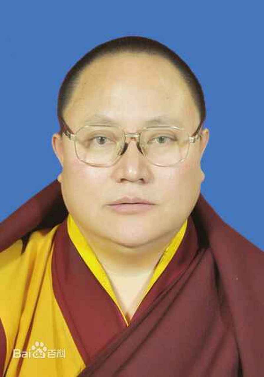 第七世达扎活佛,平易近人,虽是大专学历,但成就不小,令世人尊敬.