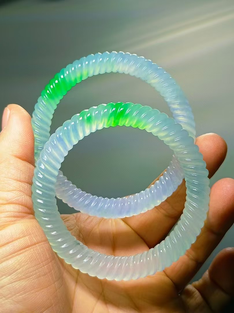 龙石种冰飘花翡翠螺纹手镯