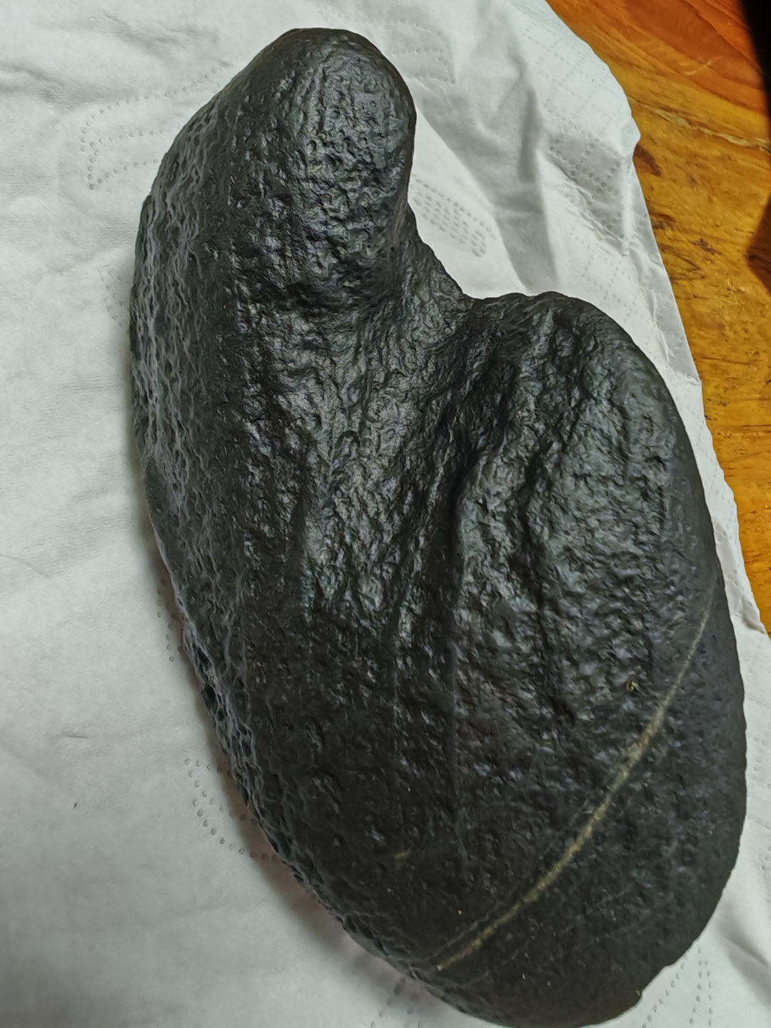 溶壳特别明显,纹路清晰,是一个难得的手把件,金属表现特别显著,难得一