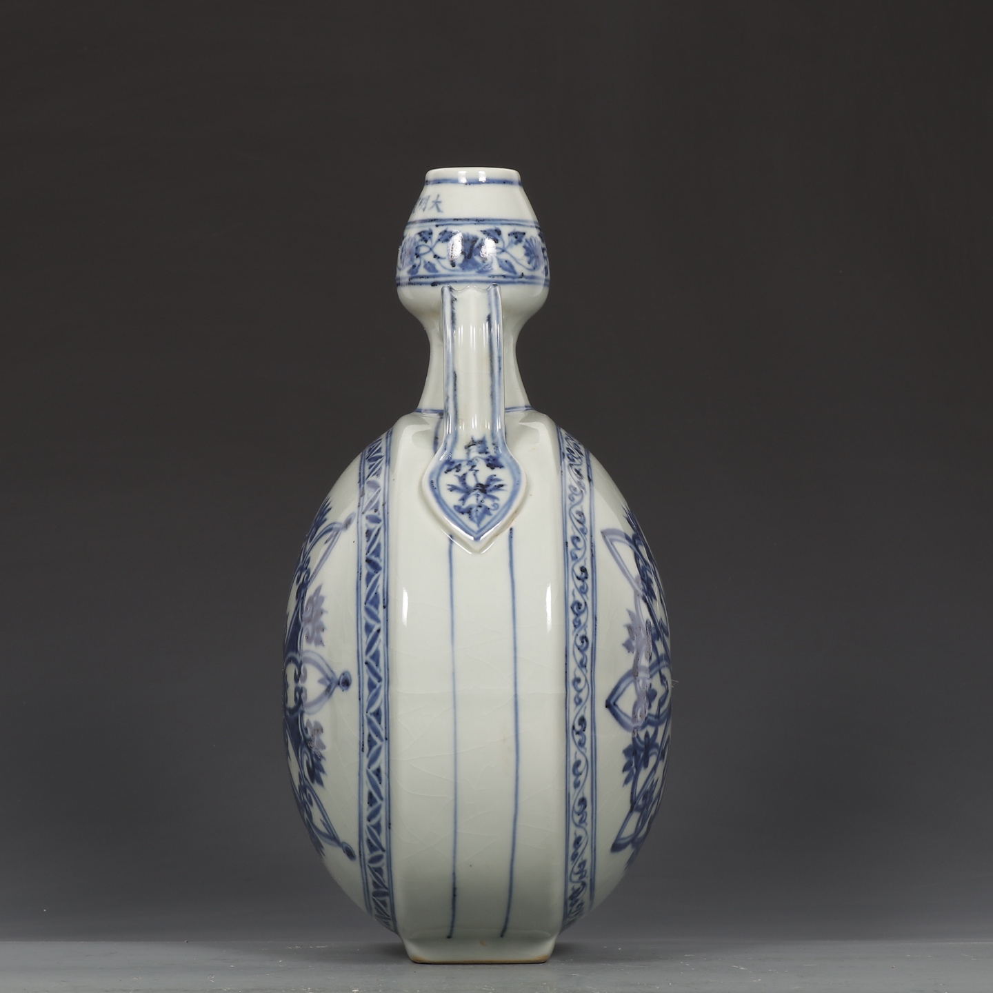 精品收藏  明宣德青花轮花纹抱月瓶. 规格:高31.5公分 口径3