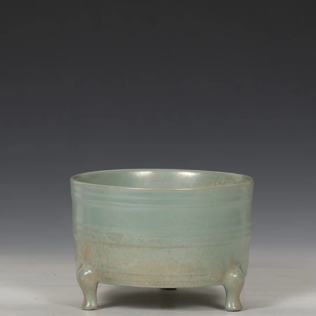 精品收藏 宋  汝窑天青釉弦纹三足炉. 规格:高11.2公分 口径16.5公分.