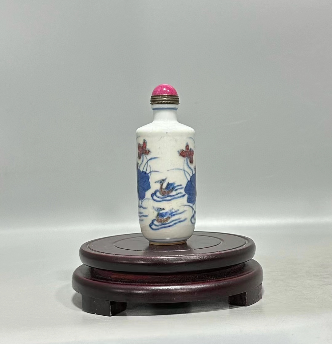精品收藏 清康,青花釉里红荷花鸳鸯纹鼻烟壶. 尺寸:高8.5厘米,肚径3.