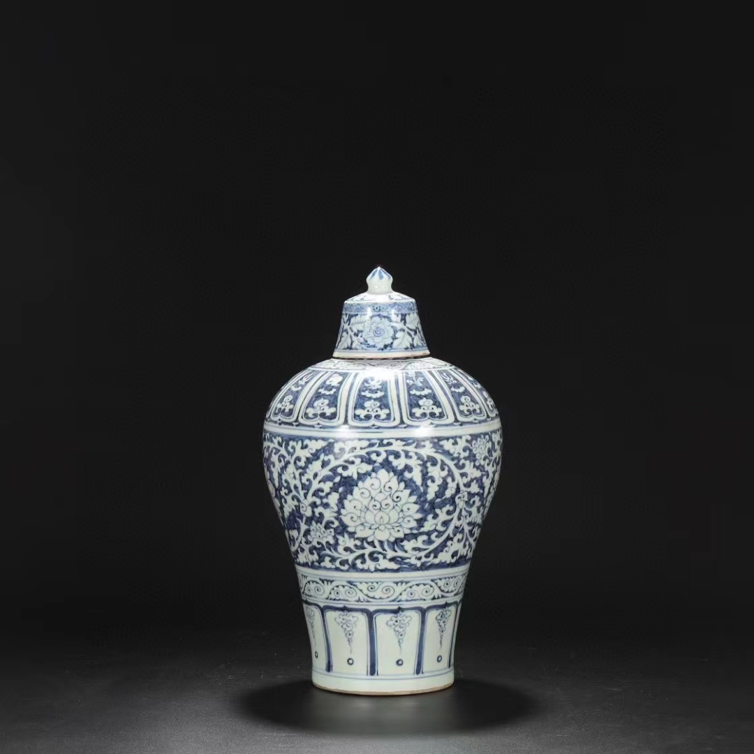 精品收藏  明 洪武青花留白缠枝莲纹带盖大梅瓶.