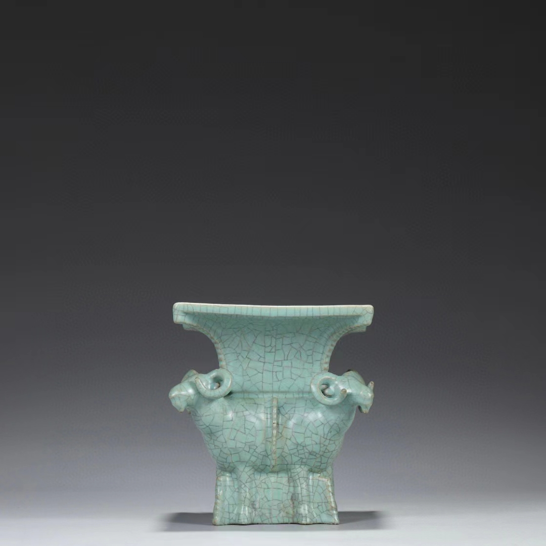 精品收藏  北宋 汝窑天青釉宫廷祭祀礼器四羊方尊"乾隆御题"款.