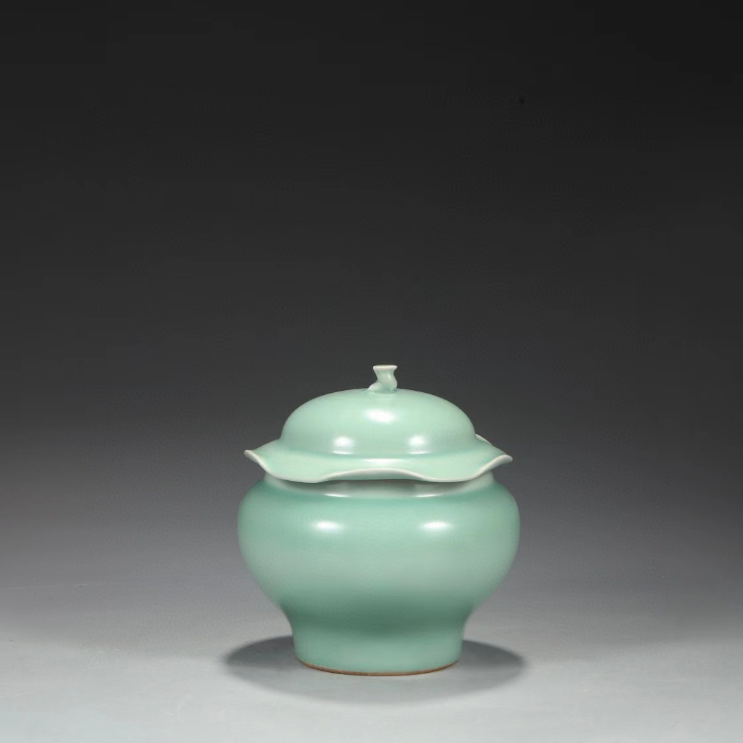 精品收藏  南宋 龙泉窑青釉宫廷御用荷叶盖罐"玉津园"款.