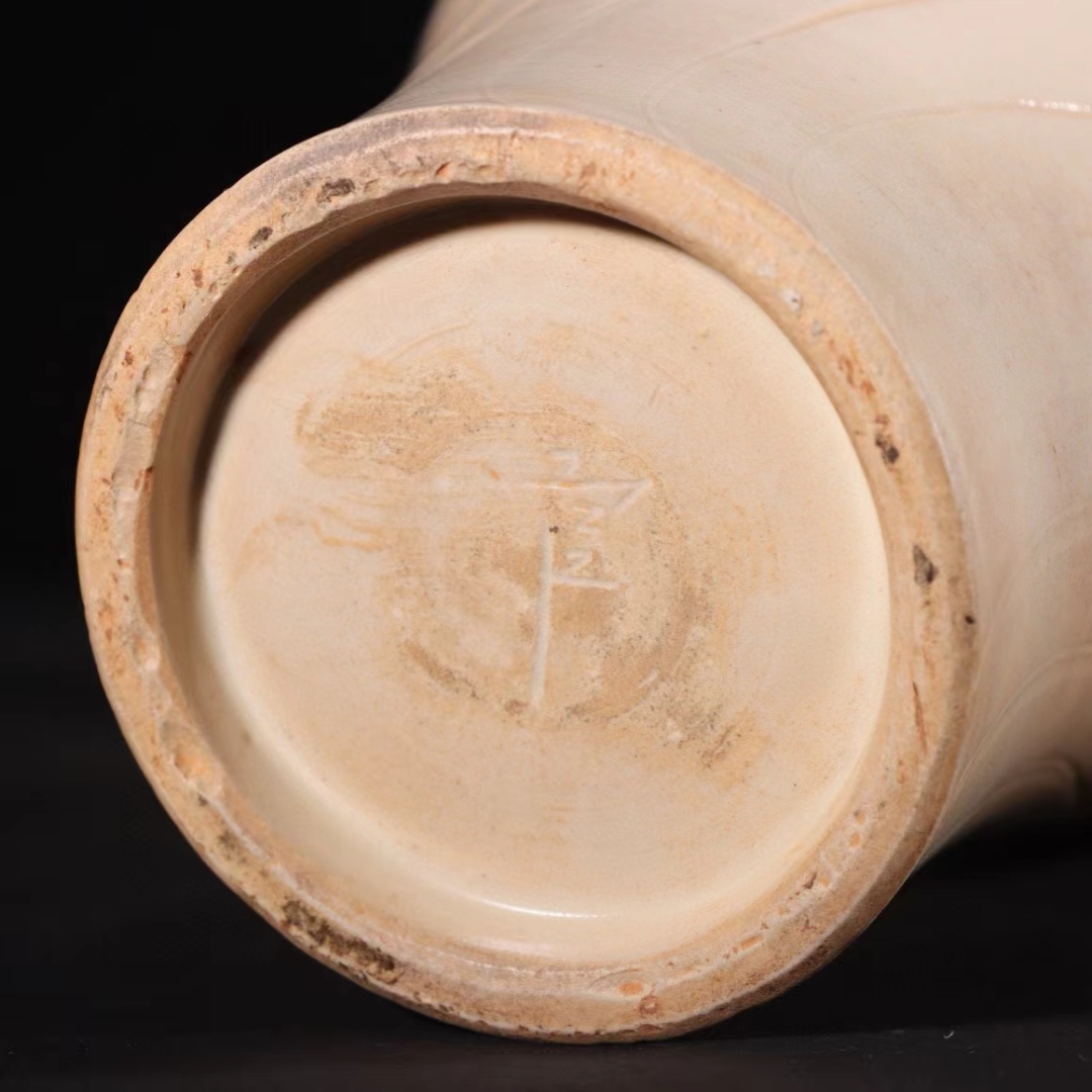 精品收藏 宋代 定窑刻花梅瓶. 尺寸:高:28cm  宽:14cm.