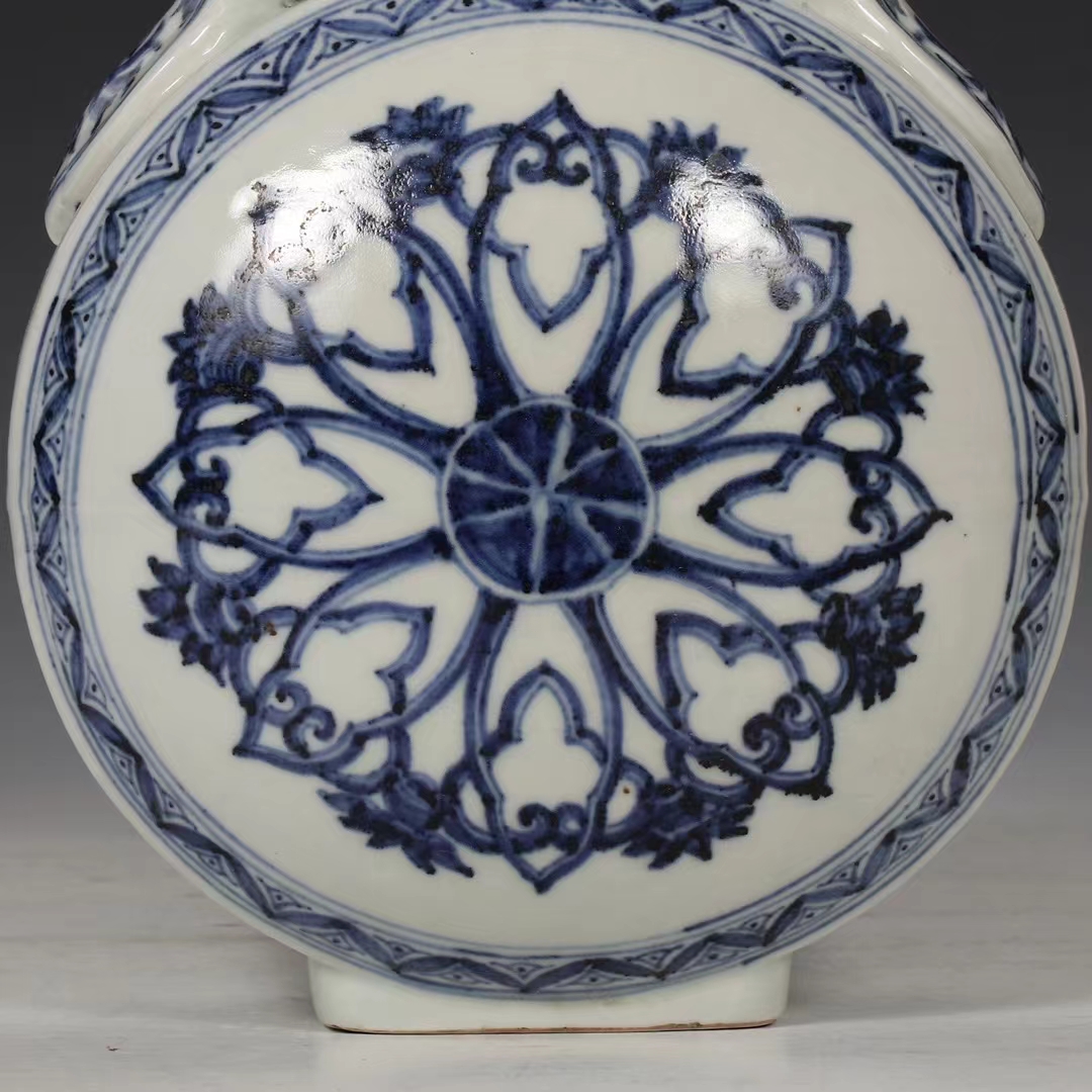 精品收藏  明 宣德青花轮花纹抱月瓶. 规格:高28.5公分 口径3