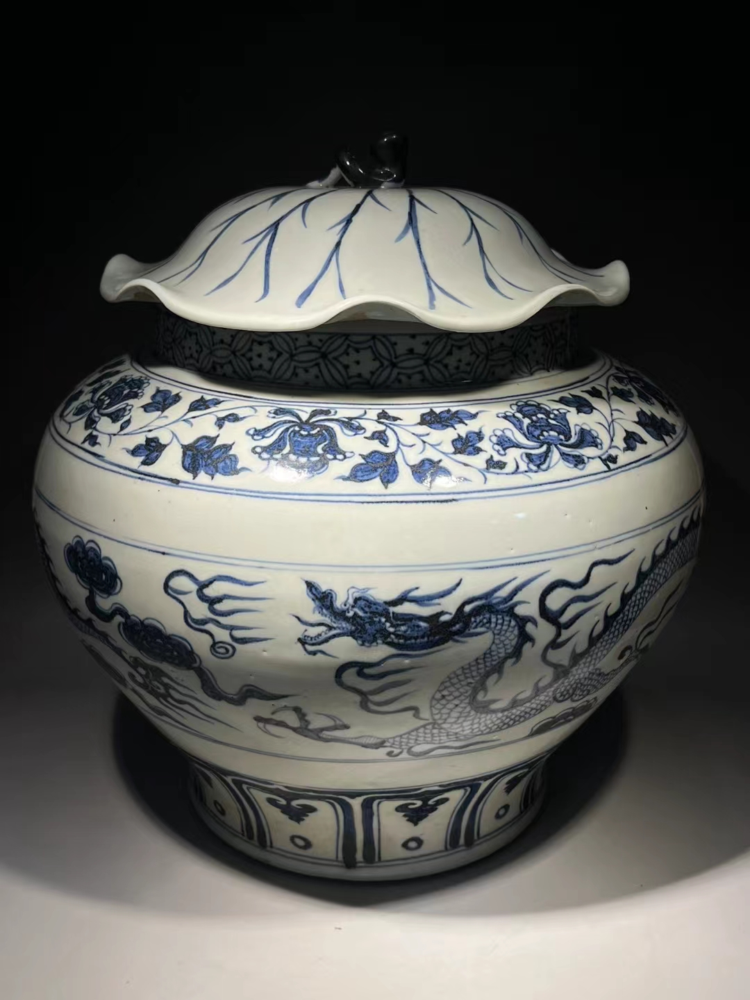 精品收藏 元 青花云龙纹荷叶盖罐. 尺寸:高:35cm 肚径:30cm.