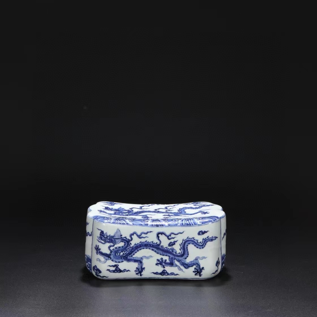精品收藏  明 宣德青花海水龙纹大瓷枕.