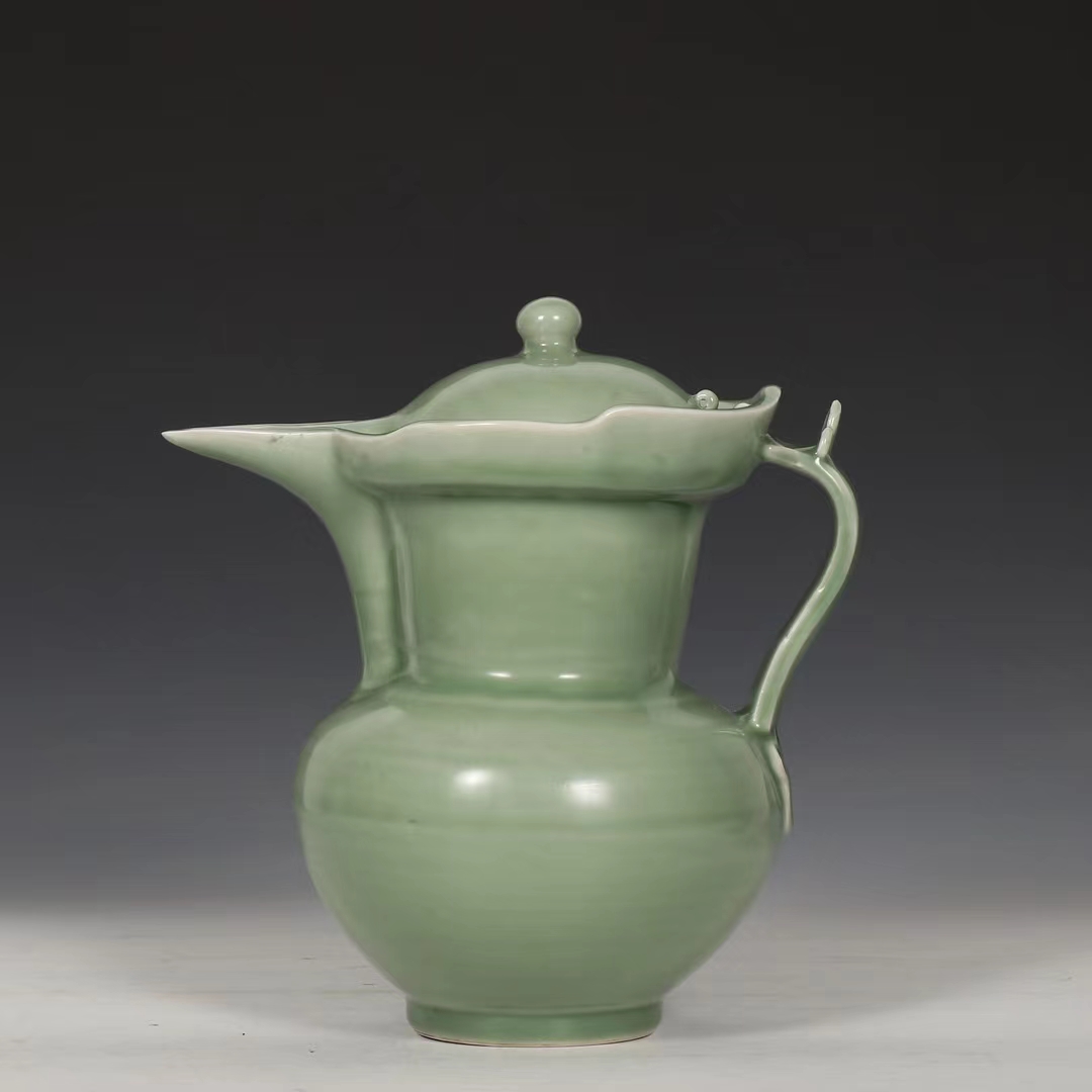 精品收藏  明  宣德翠青釉僧帽壶. 规格:高24公分 口长19.