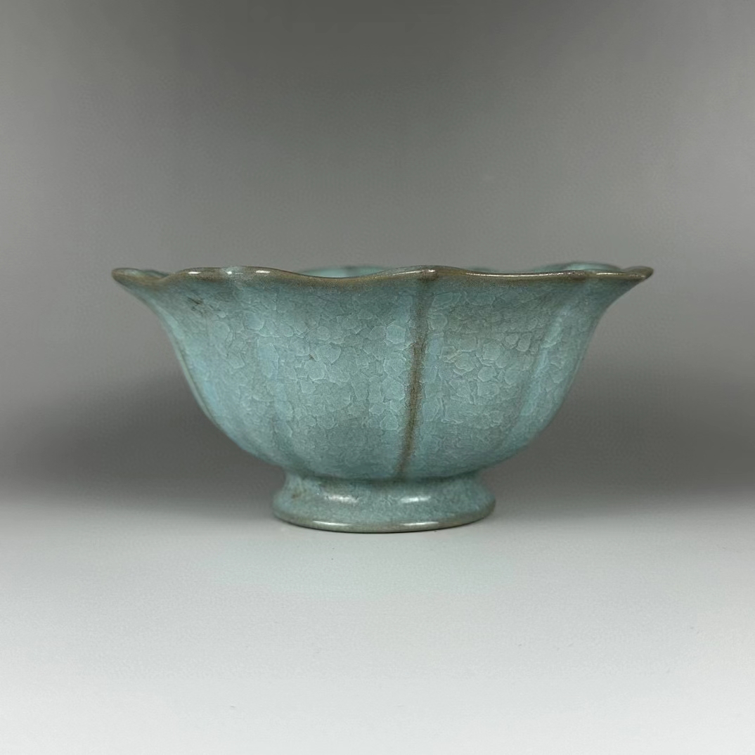 精品收藏 北宋 汝窑天青釉冰裂纹葵口碗.  尺寸:高7.