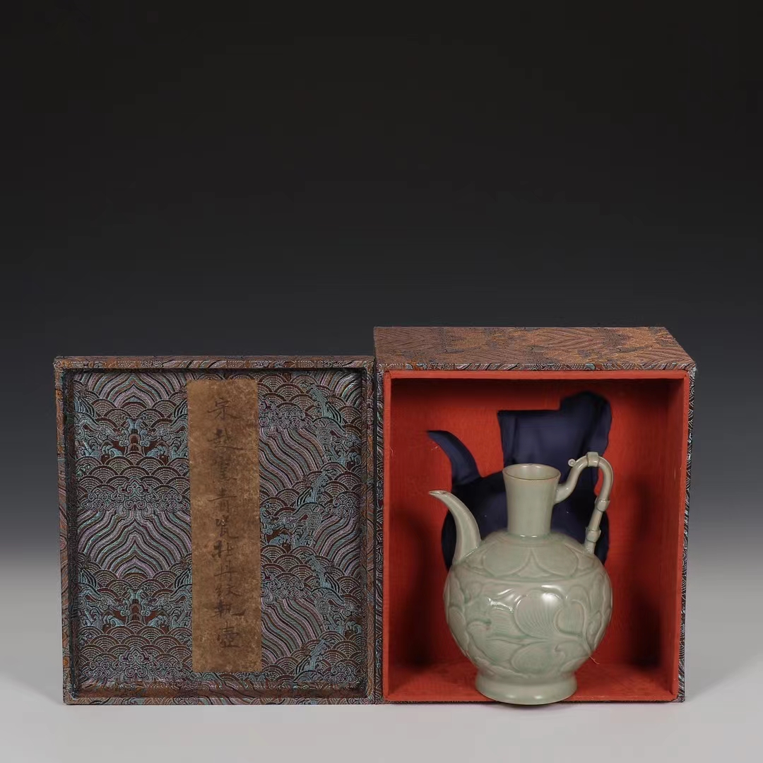 精品旧藏 宋  越窑青瓷牡丹纹执壶. 规格:高19.3公分 口径4.