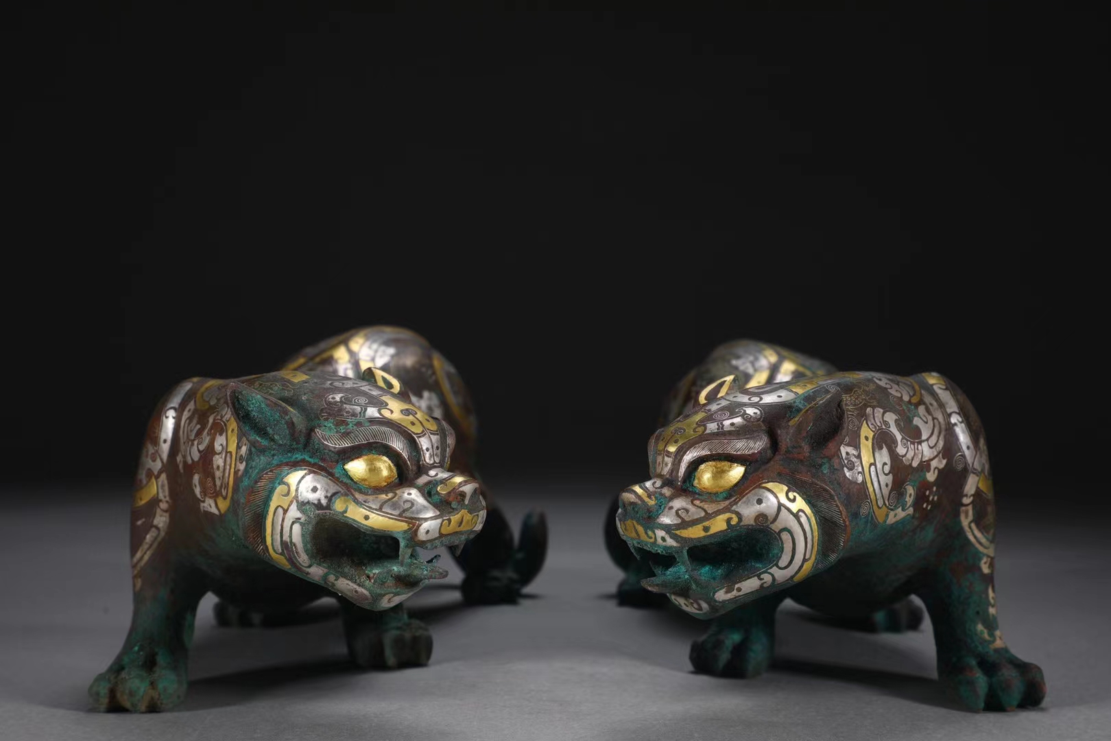 精品收藏 战国 青铜错金银螭虎 一对 【规格】高12cm 宽28cm 单重约