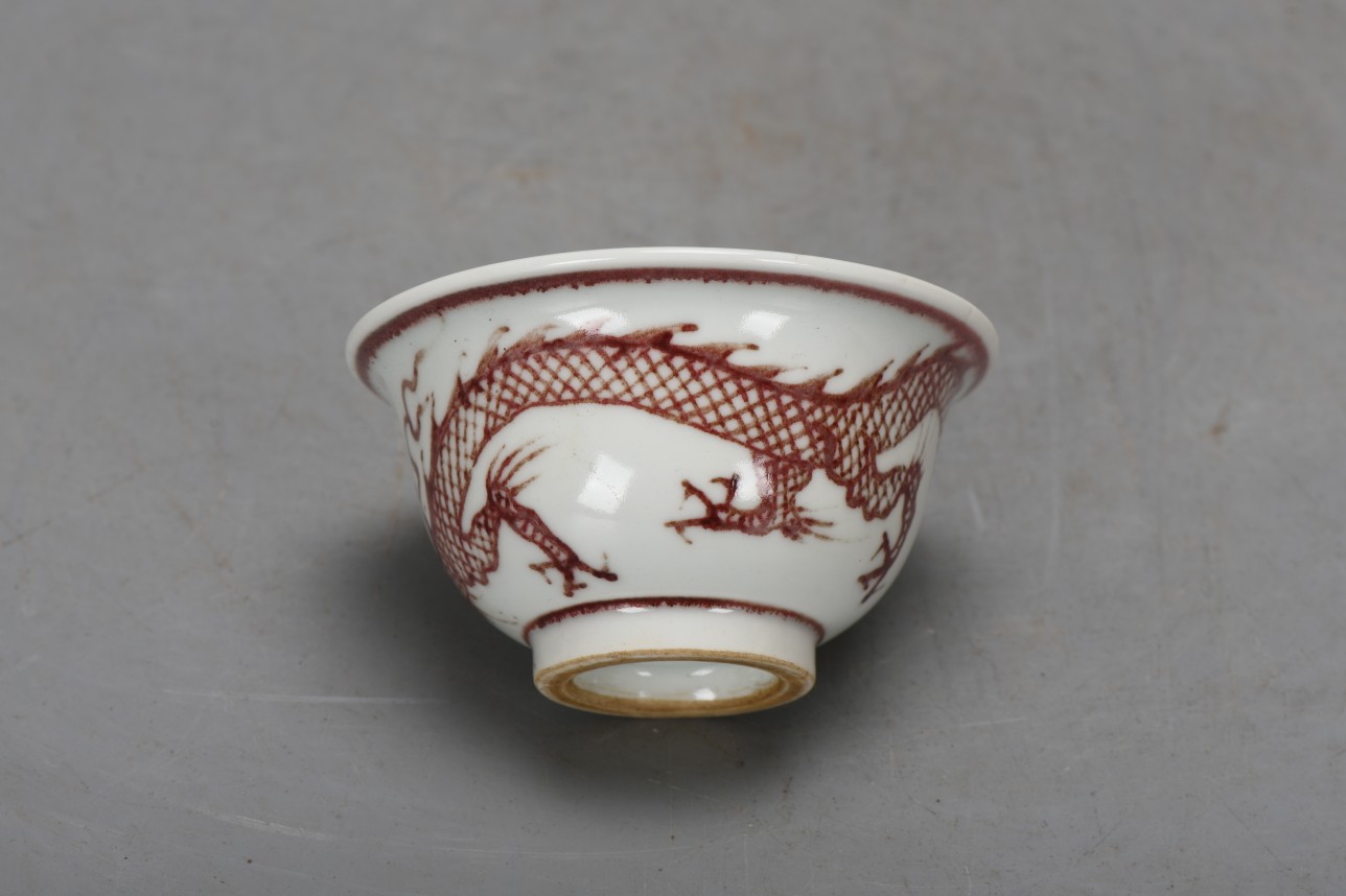 精品收藏 明,永乐釉里红龙纹压手杯一套. 尺寸:高5厘米,口径9.