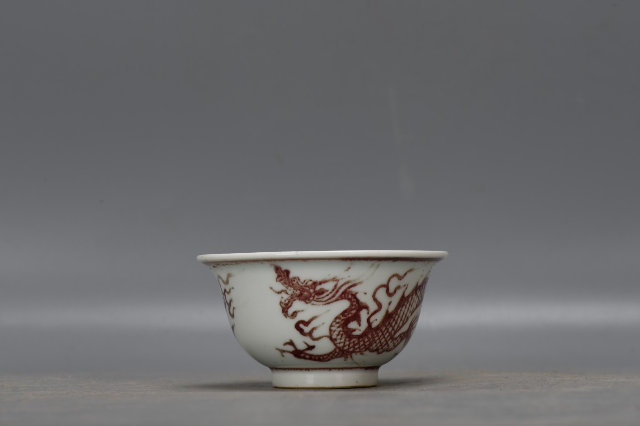 精品收藏 明,永乐釉里红龙纹压手杯一套. 尺寸:高5厘米,口径9.