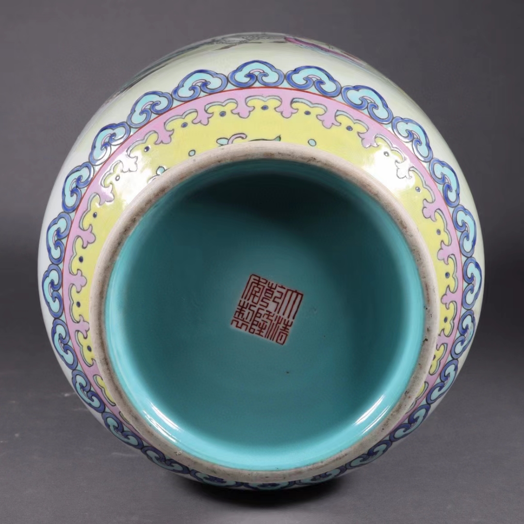 精品收藏 大清乾隆年制款 粉彩描金山水人物瓶. 尺寸:高34.