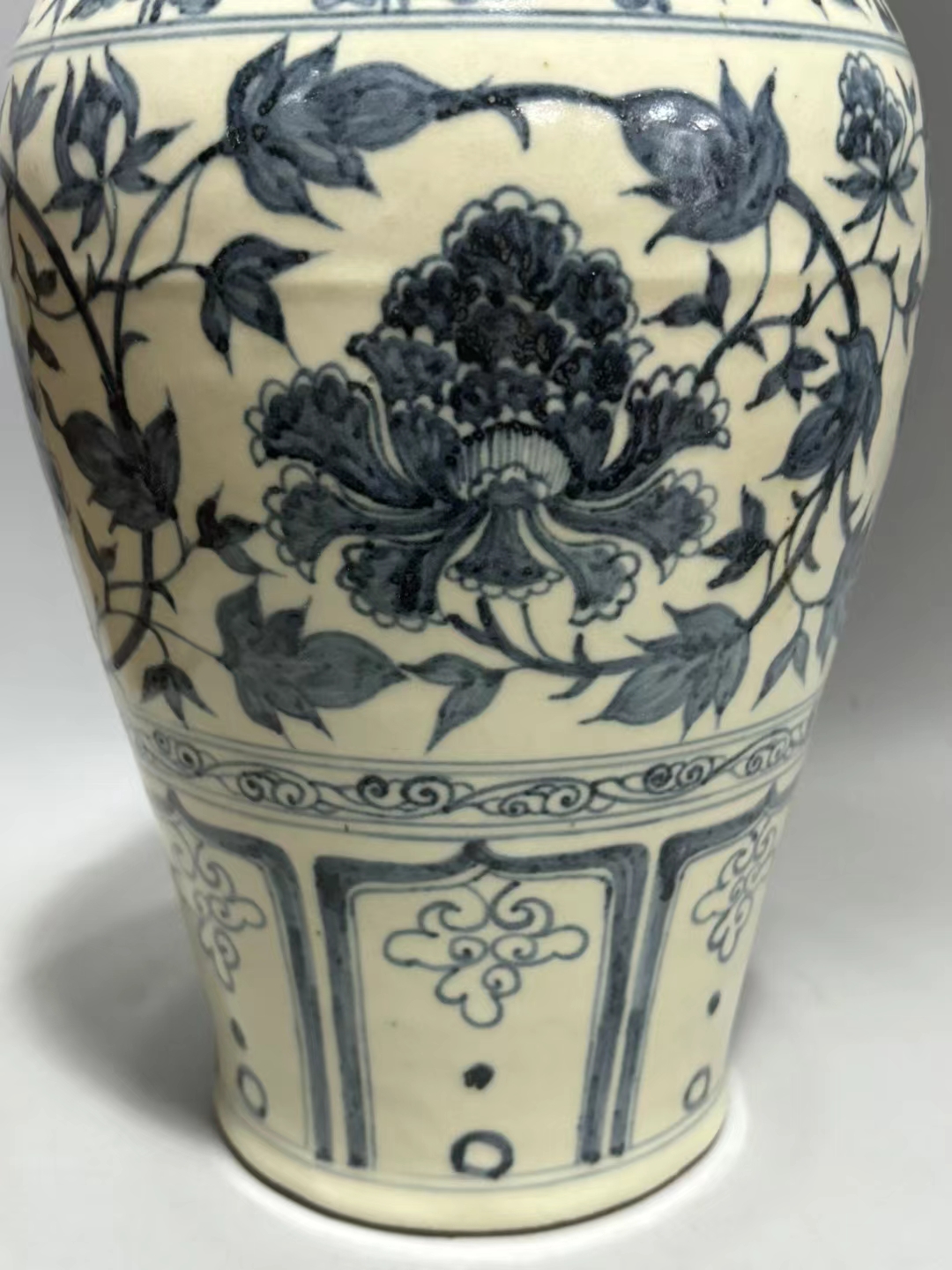 精品收藏 元 青花缠枝莲纹梅瓶. ​尺寸:高:26.5公分 口径:5.5公分.