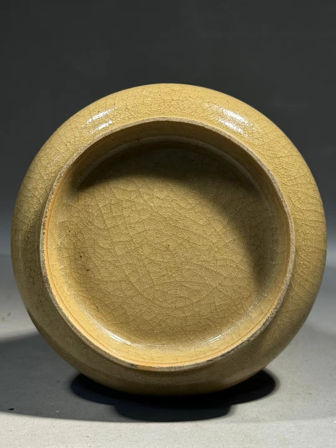 精品收藏 南宋 龙泉窑米黄釉直颈瓶. 尺寸:高:15公分 直径:10公分.
