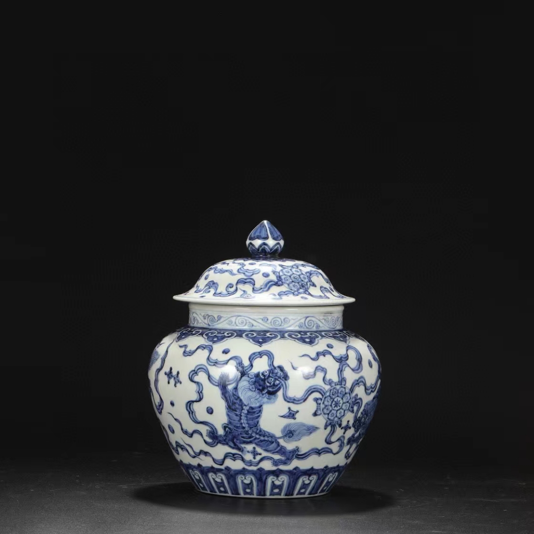 精品收藏  明 宣德青花狮子绣球盖罐.