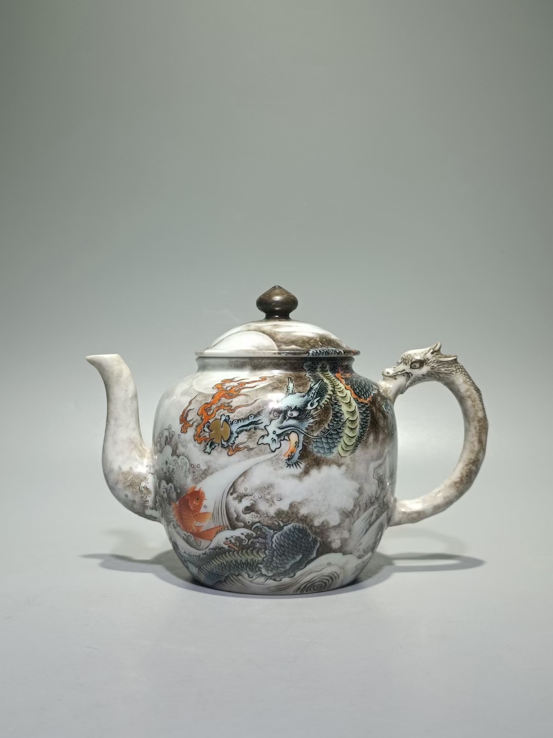 精品收藏 清乾隆款,粉彩鱼跃龙门茶壶. 尺寸: 高:13cm   宽:17cm.