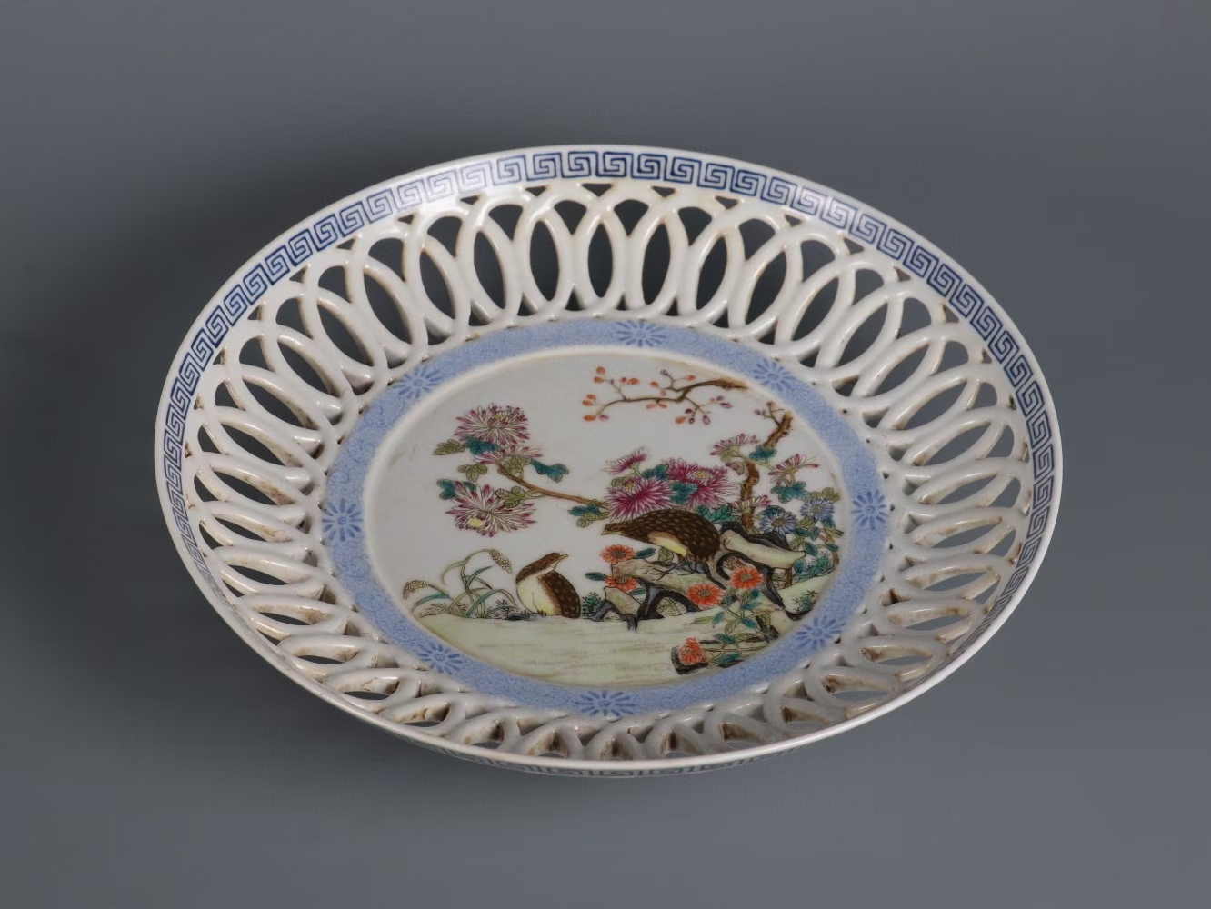 精品收藏 清光绪年制(蔚秀园主人制)粉彩安居乐业镂空盘.