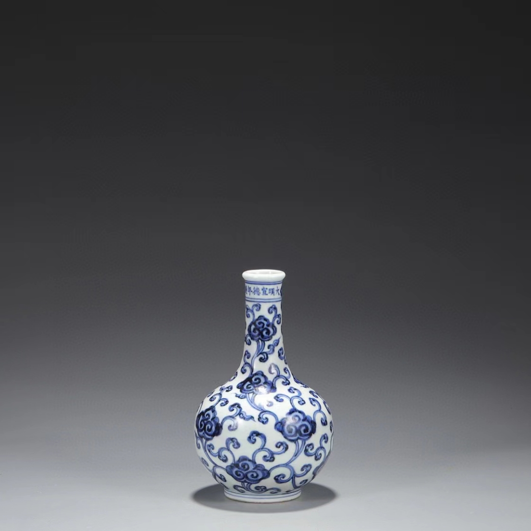 精品收藏  明 宣德青花缠枝灵芝纹弦纹瓶.  尺寸:高22.