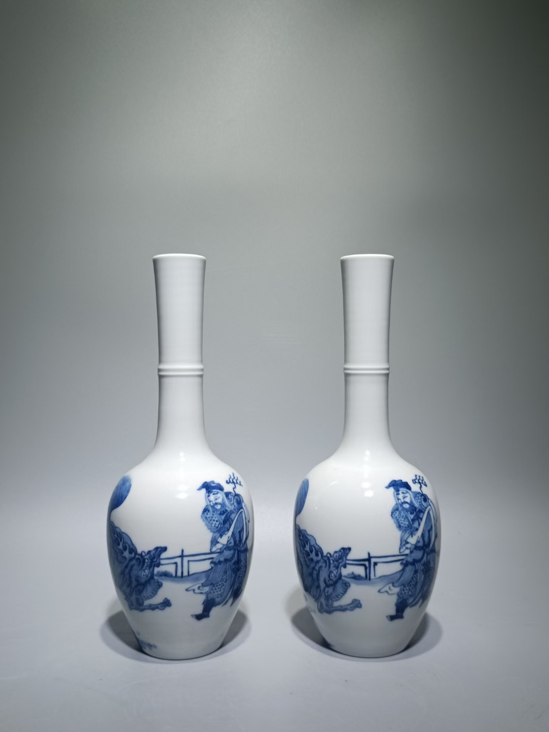 精品收藏 清康熙款,青花训兽人物故事弦纹胆瓶.