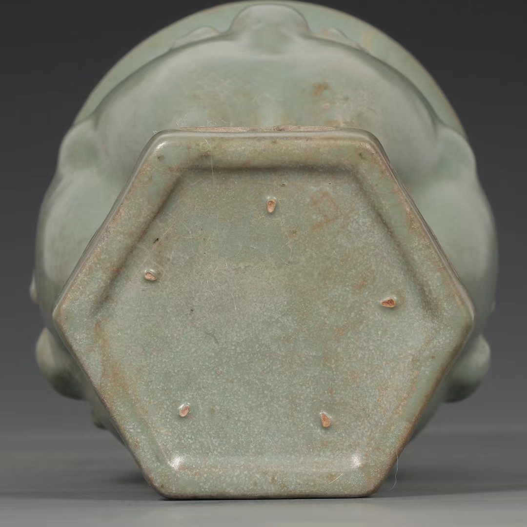 精品收藏  宋 汝窑天青釉三羊尊. 规格:高20.3公分 口径11公分.