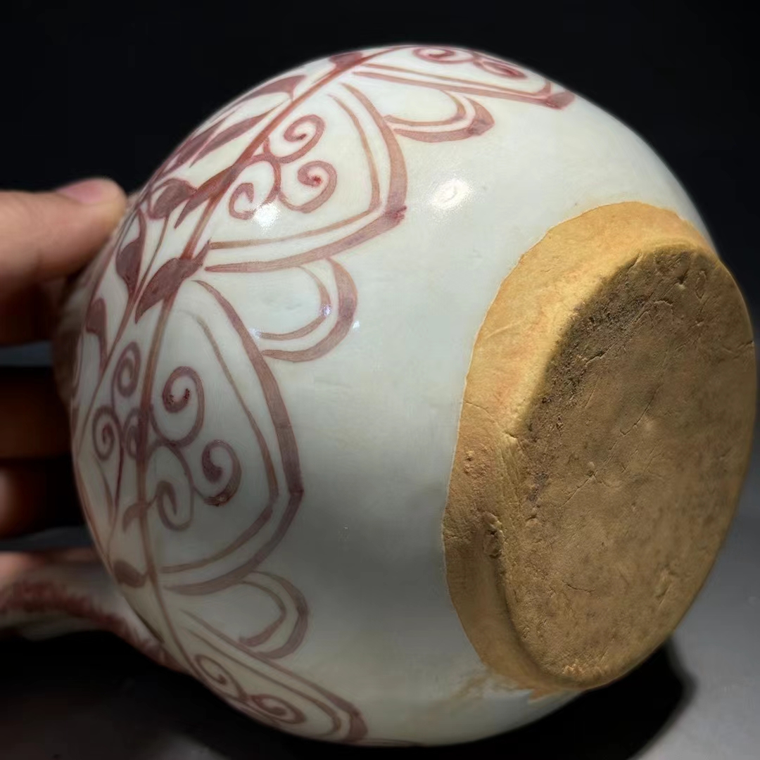 精品收藏 元 釉里红缠枝牡丹双嘴军持. 尺寸:高:12公分 直径:13公分