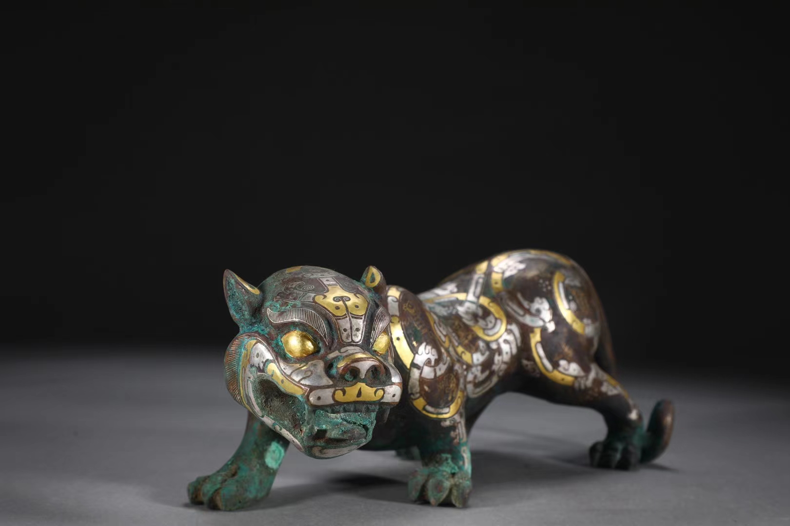 精品收藏 战国 青铜错金银螭虎 一对 【规格】高12cm 宽28cm 单重约