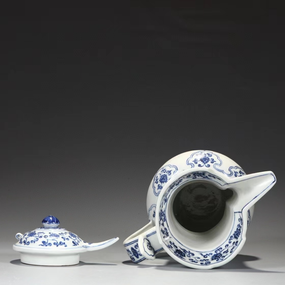 精品旧藏 明 宣德青花缠枝龙纹僧帽壶.  尺寸:高23.5公分 长23.5公分.