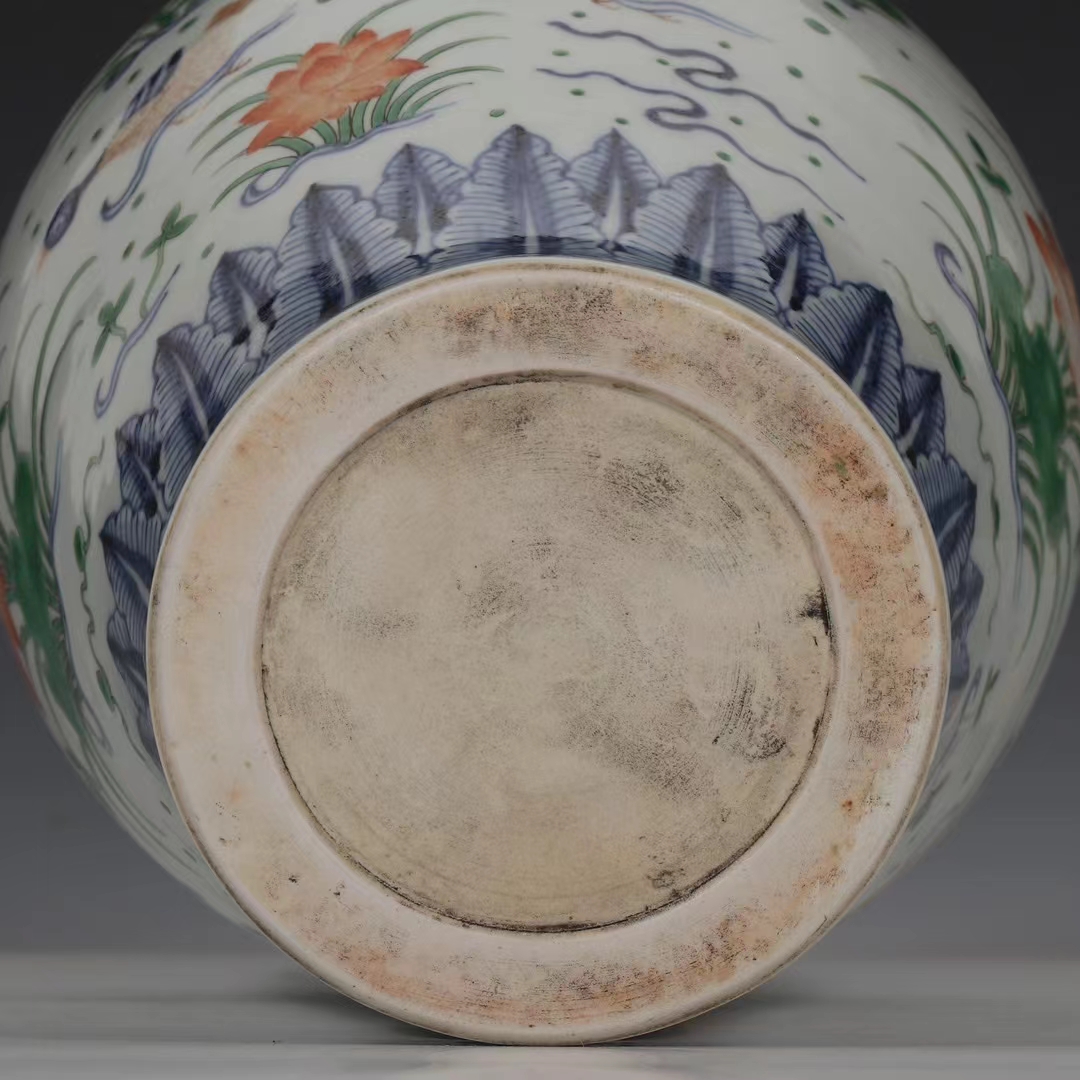 精品收藏  明 宣德青花五彩鸳鸯莲池纹梅瓶. 规格:高25.5公分 口径4.