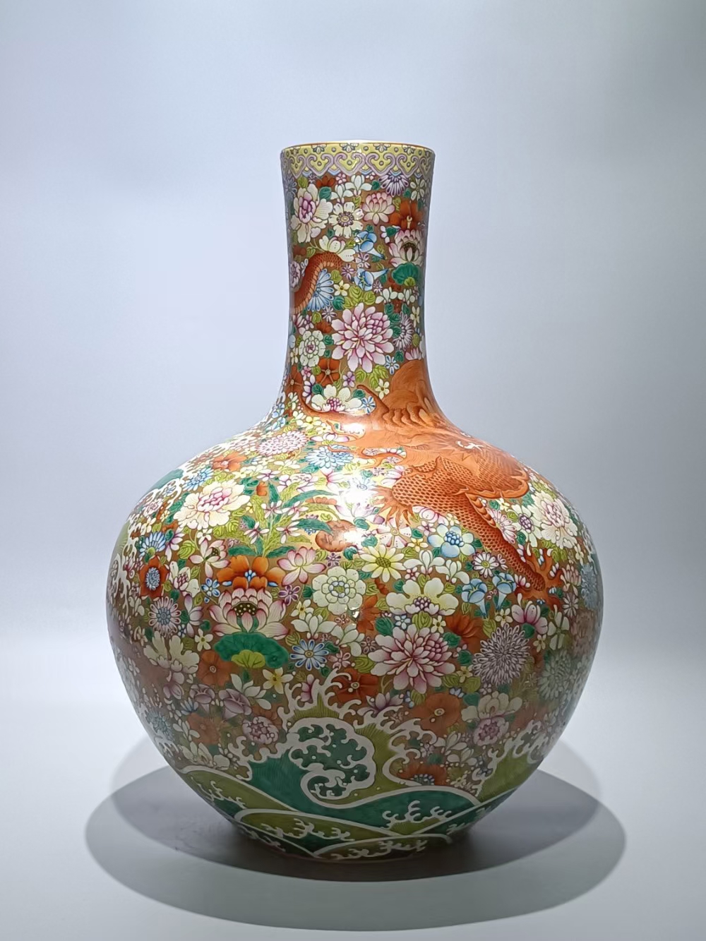 精品收藏 清乾隆款,粉彩金地万花鱼跃龙门天球瓶.