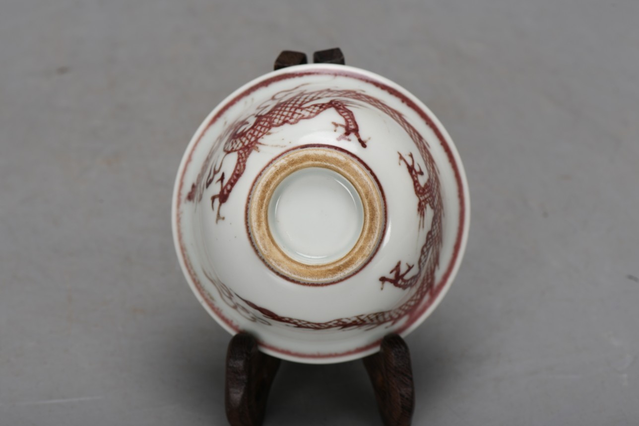 精品收藏 明,永乐釉里红龙纹压手杯一套. 尺寸:高5厘米,口径9.
