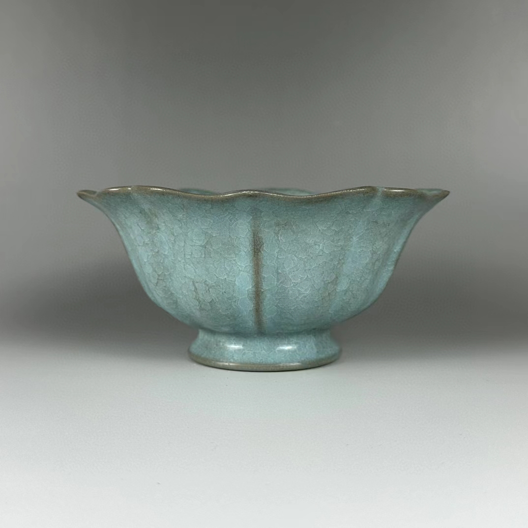 精品收藏 北宋 汝窑天青釉冰裂纹葵口碗.  尺寸:高7.