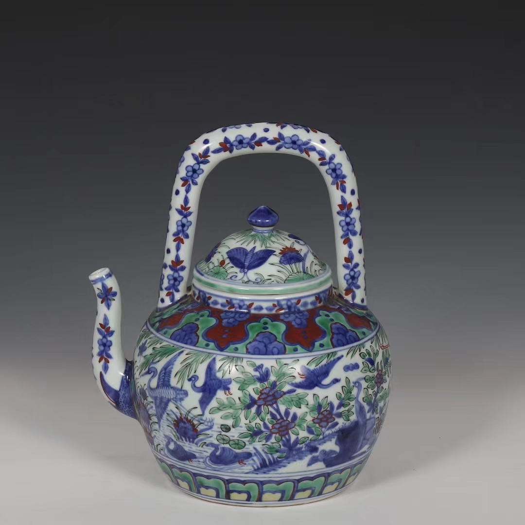 精品收藏  明 隆庆五彩鸳鸯莲池纹提梁壶. 规格:高24.5公分 口径8.