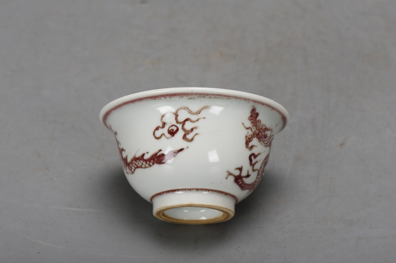 精品收藏 明,永乐釉里红龙纹压手杯一套. 尺寸:高5厘米,口径9.